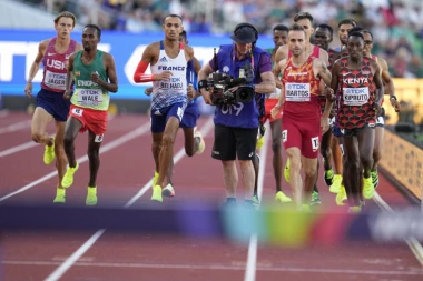 SKANDAL EPSKIH RAZMERA: Kamerman UŠETAO usred trke na Svetskom prvenstvu! (VIDEO)