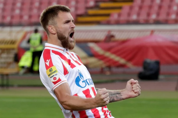 KATAI U VATRENOM SENDVIČU: Spopale ga plavuša i crnka, ali je samo jednu odveo u krevet! Druga završila kod velikog ljubimca delija (FOTO)