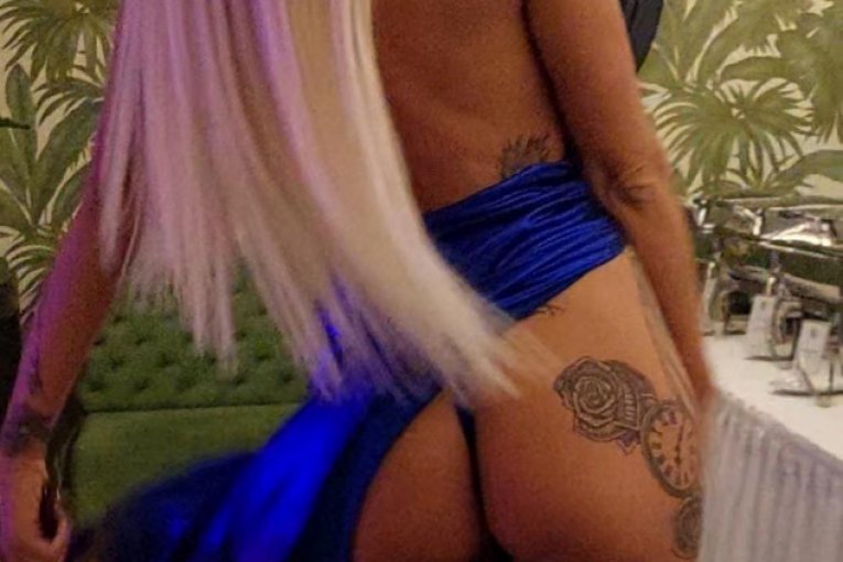 Mimi Oro pokazala zadnjicu