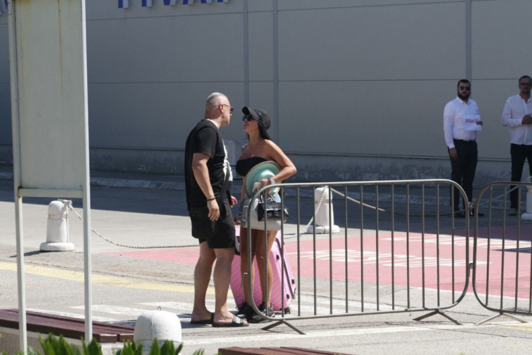 Maja i Peca se ljube u javnosti