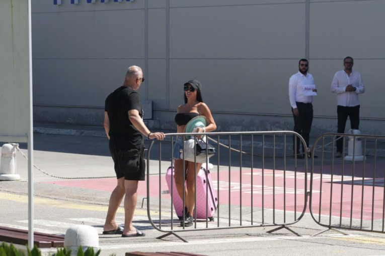 Peca sačekao Maju na aerodromu