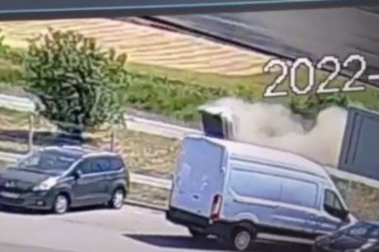 JEZIV SNIMAK SAOBRAĆAJKE KOD ŠAPCA: Automobil sa troje dece se prevrtao po putu, završio na krovu (VIDEO)