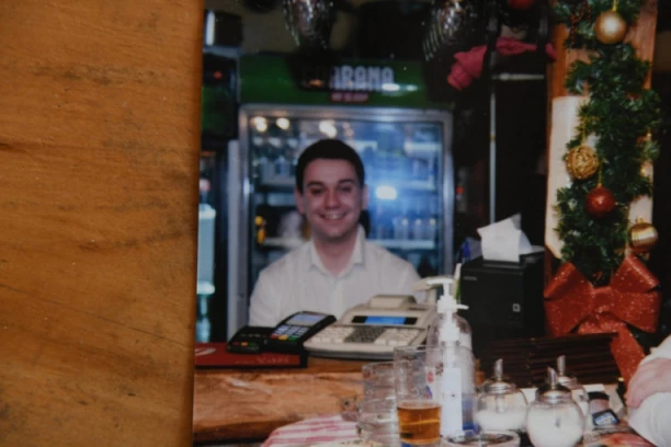 Ovo je mladić koji je sa proslave rođendana otišao pravo u smrt: Prijatelji su u šoku gledali krv druga na banderi i na travi