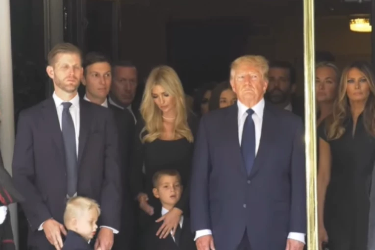 BILA JE OTELOTVORENJE AMERIČKOG SNA!  Dirljiv oproštaj Ivanke i Erika Trampa od majke! Donald Tramp uz svoju decu na sahrani bivše supruge! (VIDEO)
