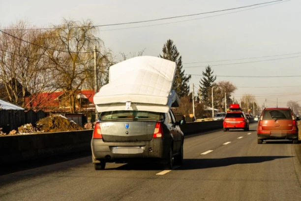 Neverovatan prizor na novom crnogorskom auto-putu: ČOVEK VOZI KREVET NA KROVU I NA NJEMU SE ODMARA KAD POŽELI!
