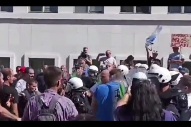 HAOS U NOVOM SADU! Još ispada lažnih ekologa i levih ekstremista: oduzimaju i farbaju opremu policije i psuju im majku! (VIDEO)