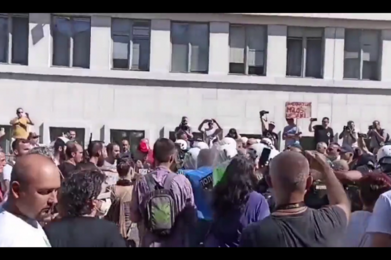 CRNO NA BELO: Pogledajte snimak kako se “mirni” aktivisti i kvazi ekolozi obračunavaju sa policijom i obezbeđenjem ispred Banovine (VIDEO)