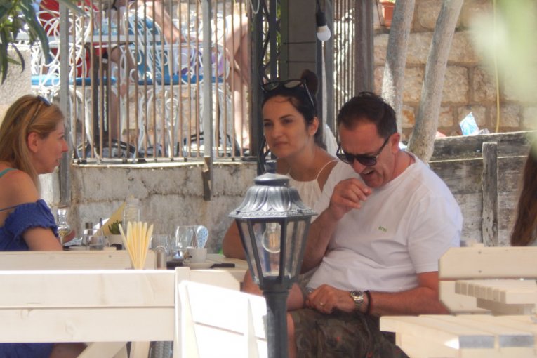 Sergej Ćetković sa suprugom Kristinom na Svetom Stefanu
