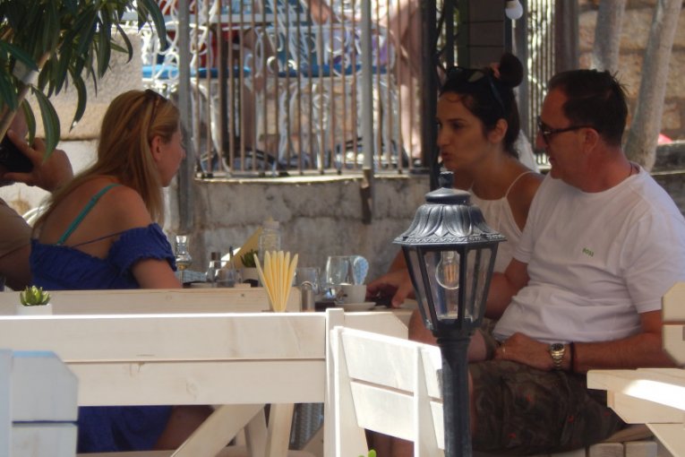 Sergej Ćetković sa suprugom Kristinom na moru