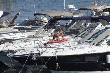 PAAAKKAAAOOO! AFRIKA ZAPALILA PRIMORJE: Polugola valja se na jahti, muškarci zinuli od prizora kad je pokazala GUZU (FOTO)