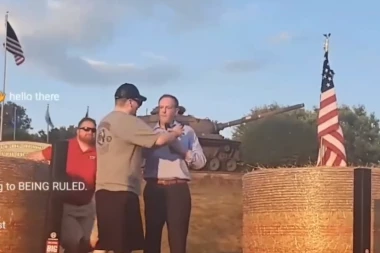 KANDIDAT ZA GRADONAČELNIKA NJUJORKA NAPADNUT! Krenuo nožem na njega, jedva se odbranio! (VIDEO)