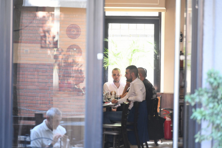 Zoran Marjanović sedi zamišljen u kafiću uoči izricanja presude