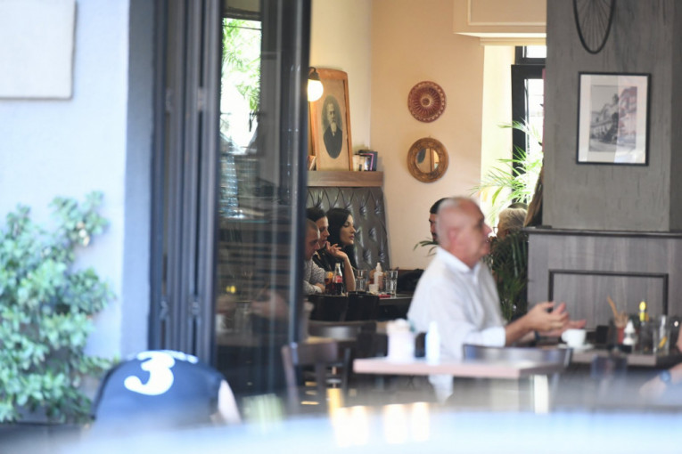 Sa leve strane Marjanovićeva devojka