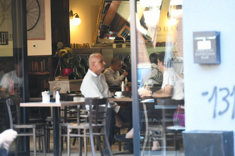 Marjanovićev sin sa leve strane sa cigaretom u ruci