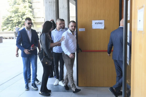 PRVE FOTOGRAFIJE MARJANOVIĆA IZ PALATE PRAVDE: Zorana minuti dele od saznanja da li ide u zatvor ili ostaje na slobodi! (FOTO)