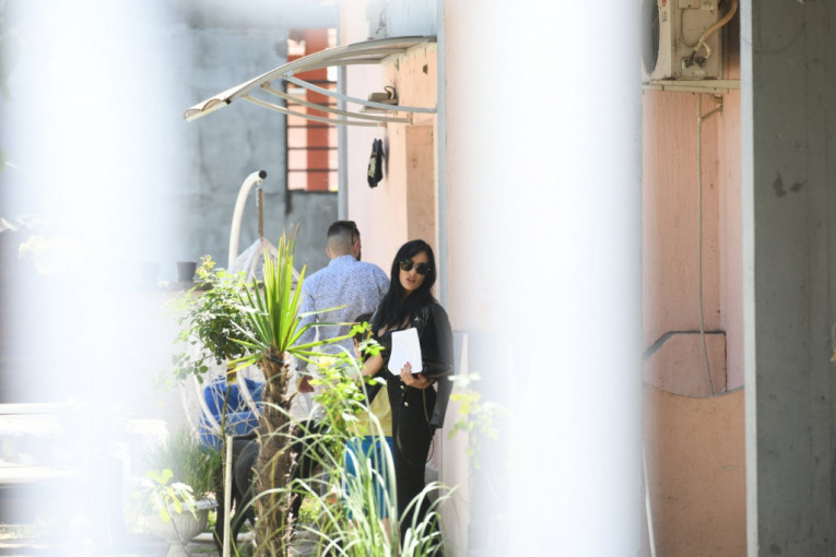 Zoran ulazi u kuću sa članovima porodice