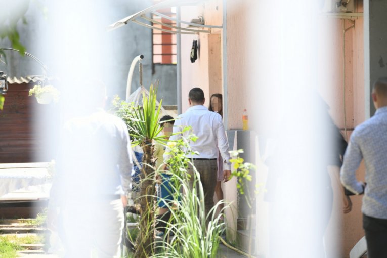 Kreće ka članovima porodice koji ga čekaju na vratima