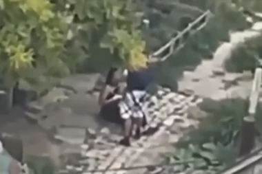 DIVLJAČKI PREMLATIO ŽENU DOK JE DRŽALA BEBU U NARUČJU! Izrečena kazna nasilniku iz Novog Sada, vi procenite da li je adekvatna! (VIDEO)