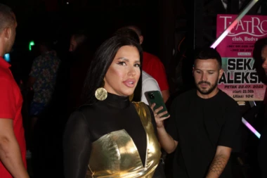 TUŠIRA SE VINOM: Seka Aleksić pola pije, pola prosipa (VIDEO)