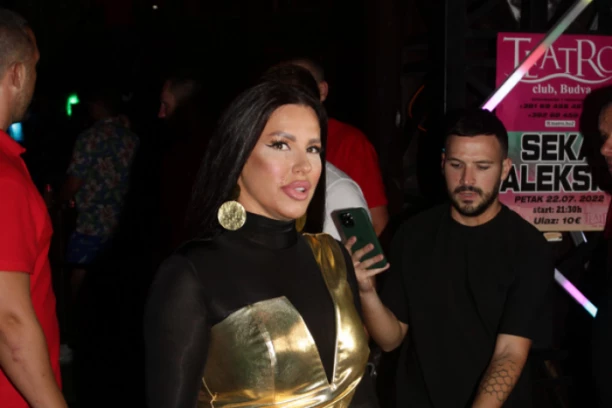 TUŠIRA SE VINOM: Seka Aleksić pola pije, pola prosipa (VIDEO)