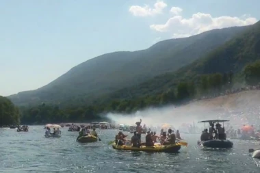 UŽIVANCIJA NA VODI, PLOVIDBA, MUZIKA: Snimci sa Drinske regate - veliki spas od nesnosnih vrućina