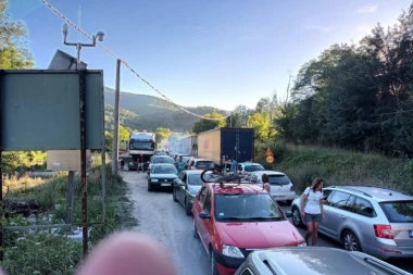 POTPUNO NAG MUŠKARAC ZAUSTAVLJAO SAOBRAĆAJ! Nije ljudima davao da prođu, a onda je BAJA izašao iz automobila! HAOS! (VIDEO)