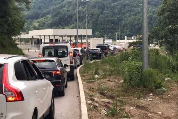 KRKLJANAC NA GRANICI SA CRNOM GOROM: Stvorile se kilometarske kolone - čeka se duže od dva sata (FOTO)