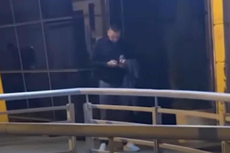 Filip Car čeka taksi