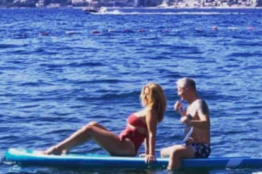 Vesna Dedić pokazala DEČKA? Spisateljica u društvu zgodnog nepoznatog muškarca uživa na LUKSUZNOJ JAHTI! (FOTO)