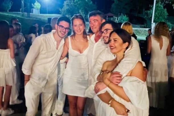 Biznismen očarao glumicu iznenađenjem za rođendan: Doveo najbolje trubače i priredio joj nezaboravnu źurku u gradu sunca