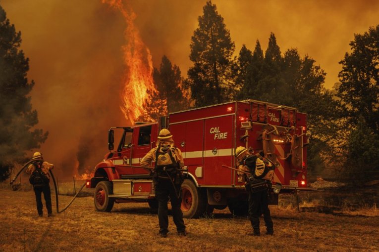 VANREDNO STANJE U KALIFORNIJI: Najveći aktivni požar se brzo širi - evakuisane hiljade ljudi