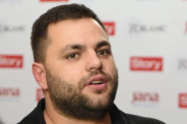 Muzičar lansirao igračku sa svojim likom: Cobi dobio lutku kao Brena, svi misle da je Kanje Vest!