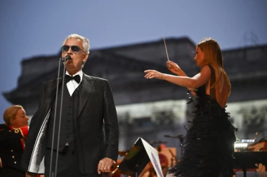 SVI GLEDALI U TAMARU VUČIĆ! Ovaj događaj u Beogradu dugo će se pamtiti, komentari se nižu: Kakva je to haljina, a tek cipele i frizura!