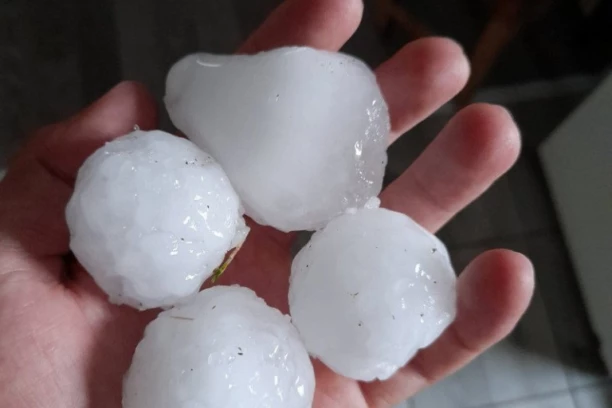 GRAD VEĆ RASTURIO JEDAN DEO SRBIJE! Jako nevreme i grmljavina uz led veličine lešnika iznenadilo građane! (FOTO)