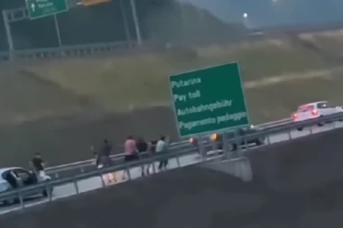 DRAMA NA CRNOGORSKOM AUTOPUTU! Mladići iskočili iz auta i počeli DA SE MAKLJAJU! (VIDEO)