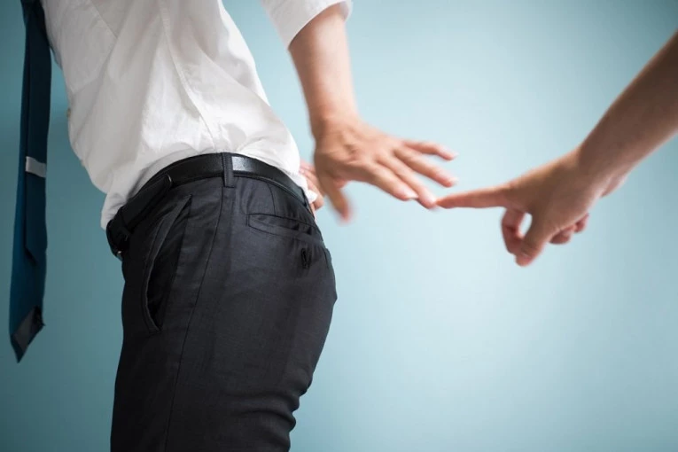 Ovaj čovek NE PRESTAJE DA PRDI! Pojeo sendvič pre 5 godina posle čega je usledio pakao