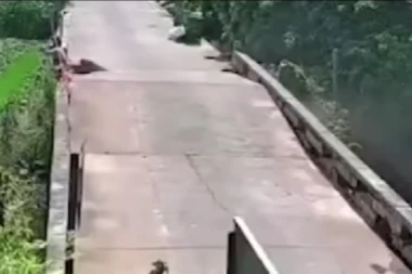 STRAŠNA SCENA U KINI! Od vreline most pukao na pola! Najviši stepen upozorenja na visoke temperature izdat u skoro 70 gradova! (VIDEO)