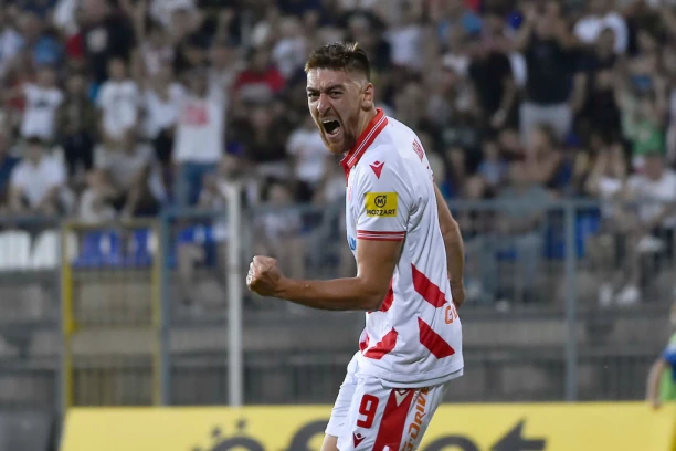 ČALMA OKO GLAVE POSTAJE ZAŠTITNI ZNAK MILANA PAVKOVA! Bivši napadač Zvezde ponovio scenu iz Salcburga (FOTO)