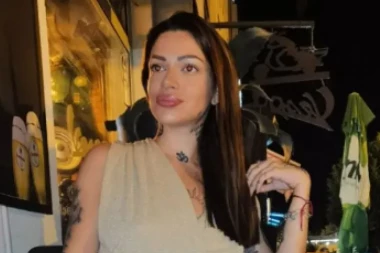 NAŠA PEVAČICA POČELA DA PIJE SA 13 GODINA: Prodala sve zbog ALKOHOLA, završila na ulici kao BESKUĆNIK, a onda promenila IME I VERU!