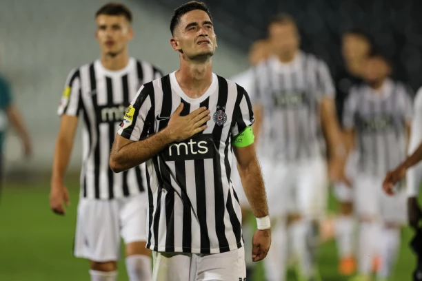 BRATSKA LJUBAV: Navijači CSKA napravili FANTASTIČAN doček Saši Zdjelaru! (VIDEO)