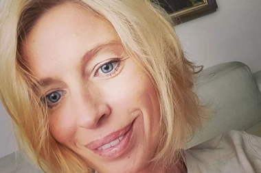 Skinula se i Ljubinka Klarić i pokazala ZMIJSKO TELO: Glumicu promenila veza sa AMBASADOROM, fotkom s plaže zapalila Instagram! (FOTO)