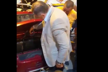 UZ SVEŠTENIKE I BIKA NA RAŽNJU! Otvorena benzinska pumpa na Manjači, Dodik pevao "Romaniju" i točio gorivo u fiću! (VIDEO)