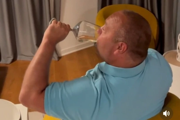 Bahaćenje na maksimumu: Vuletić se alkoholiše i istovremeno koristi hiljade evra da crta po stolu! (FOTO)