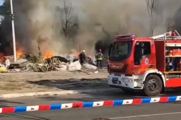 VELIKI POŽAR KOD TITELA: Gore dve kuće, nije poznato stanje povređenih (VIDEO)