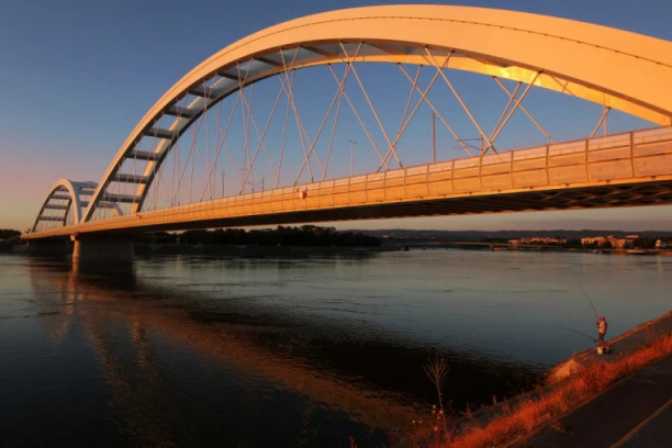NOVI DETALJI UTAPANJA NA OFICIRCU: Muškarac skočio sa Žeželjevog mosta - lekari mogli samo da konstatuju smrt!