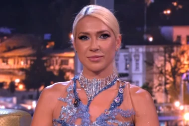 KAKAV FRAJER! Jovana Jeremić s misterioznim muškarcem uživa na plaži, svi se pitaju da li je ON njen novi dečko! (FOTO)