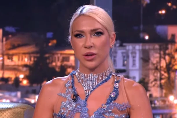 Jovana uživa U TOPLESU, ali od vreline se sladoled ne topi! (FOTO + VIDEO)