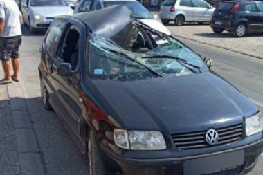BIZARNA SAOBRAĆAJKA U ŠAPCU! Čoveku OVO odjednom palo na automobil tokom vožnje! (FOTO)