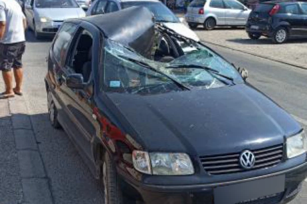 BIZARNA SAOBRAĆAJKA U ŠAPCU! Čoveku OVO odjednom palo na automobil tokom vožnje! (FOTO)