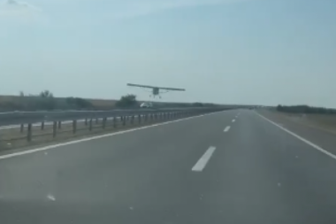 ŠOKANTNA SCENA KOD ŠIMANOVACA! Avion leti tik iznad vozila! (VIDEO)